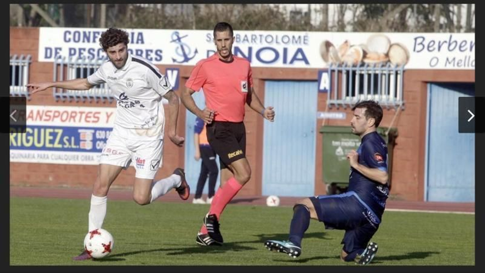 Pastoriza Iglesias dirige un partido.