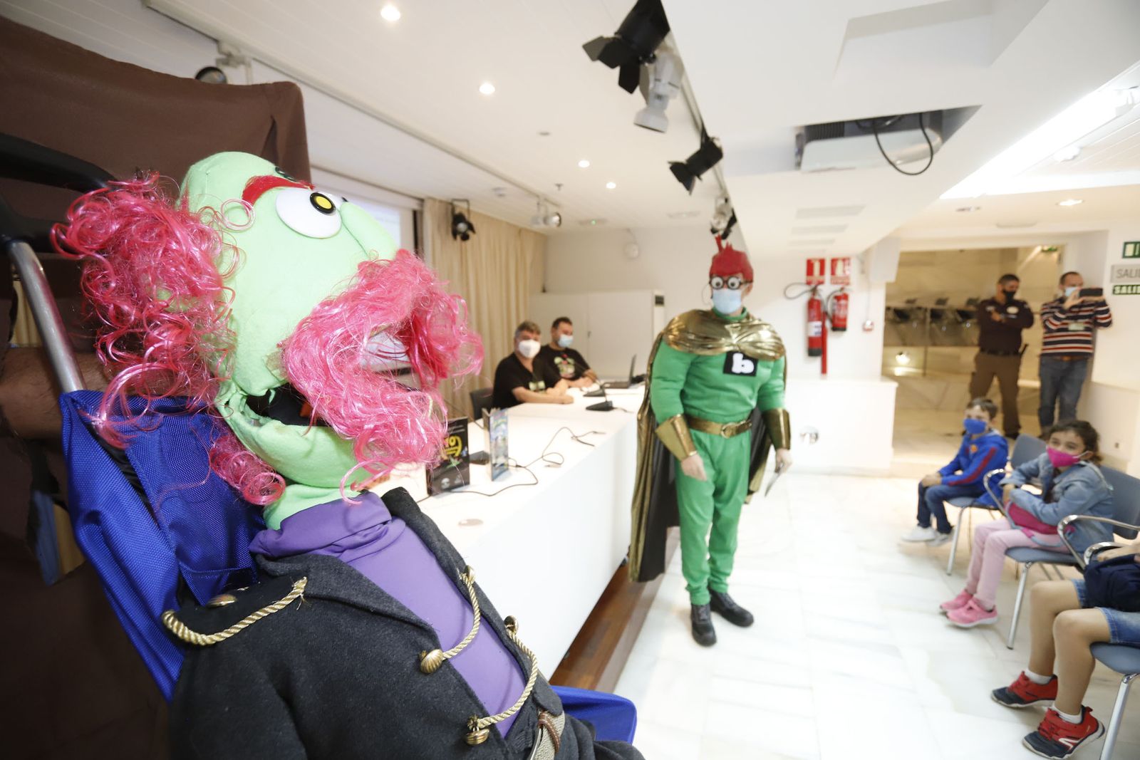 El superhéroe Biblos enseña a los niños el valor de las bibliotecas en Huelva