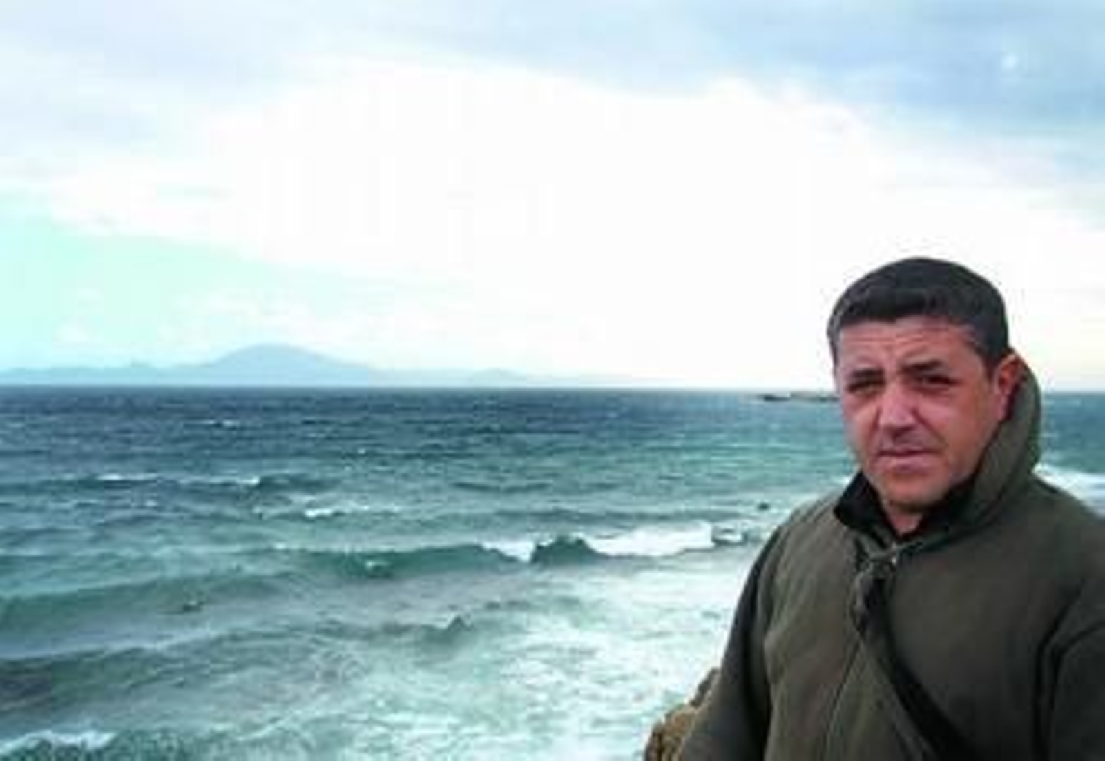Jesús Benjamín Pérez, ante el Estrecho de Gibraltar, con la costa marroquí al fondo.