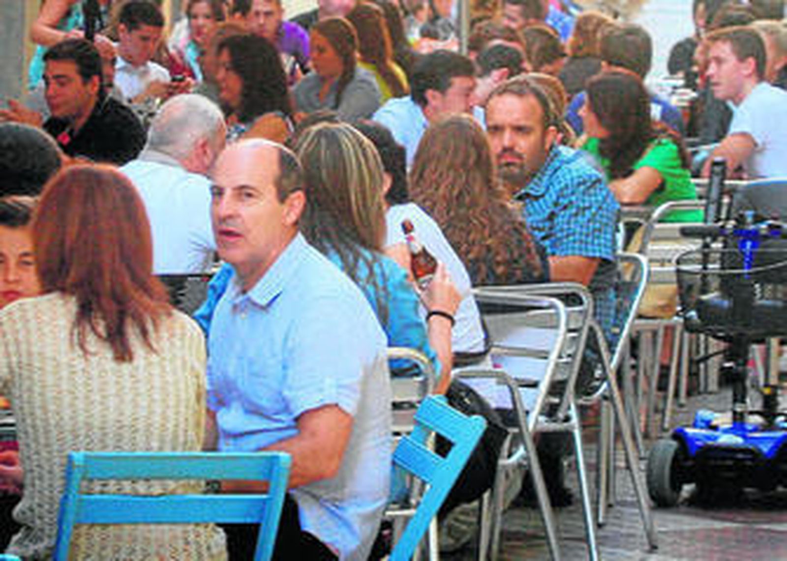 Centenares de cordobeses disfrutan de un temtempié cada día en los veladores de la capital.