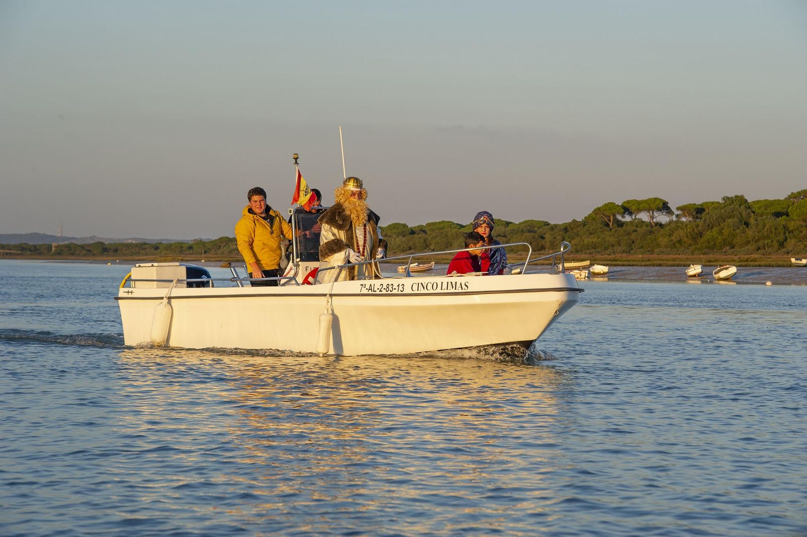 El Rey Gaspar llega en barco a la barriada Río San Pedro en una imagen de archivo