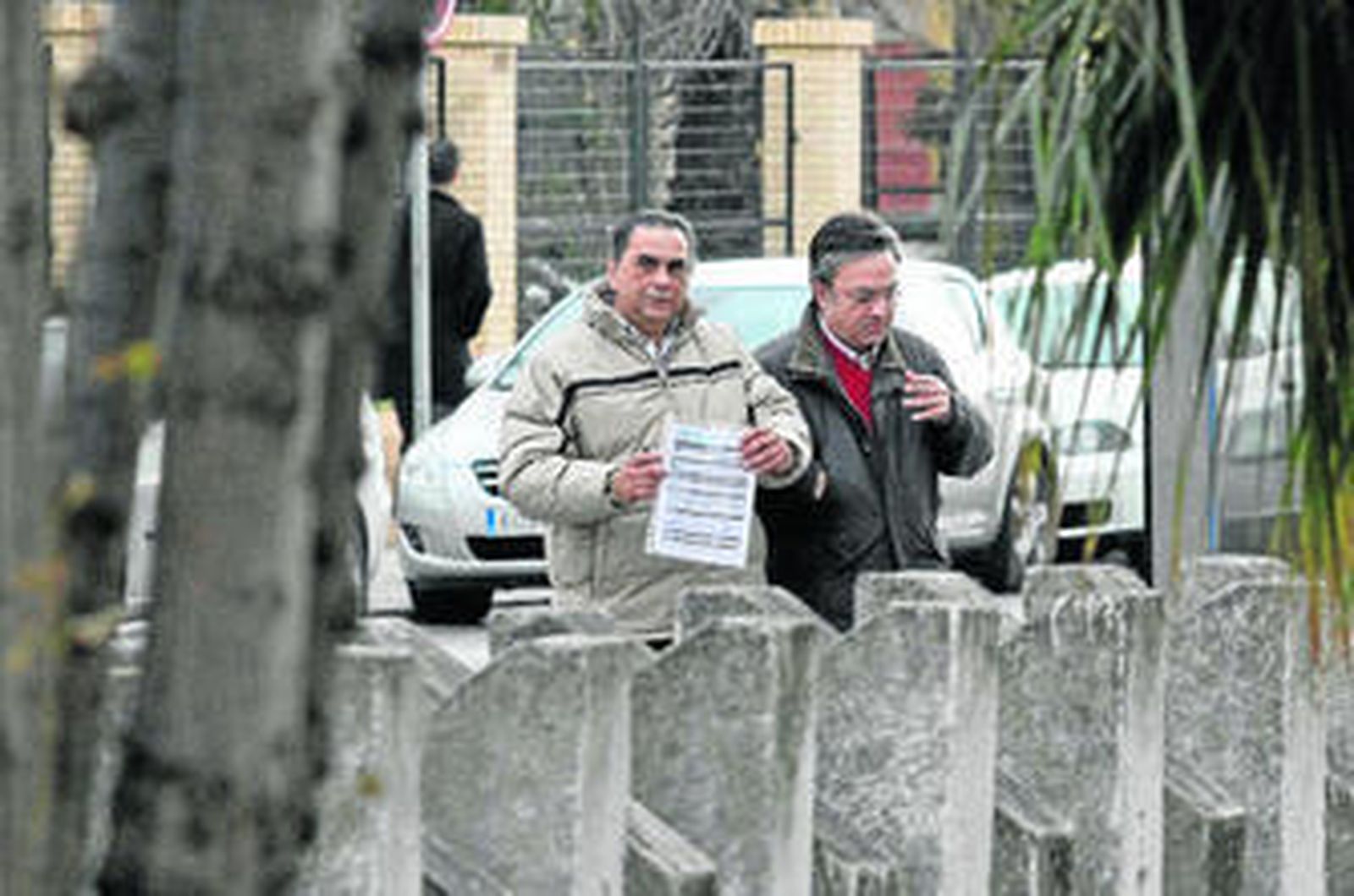 Los extrabajadores de Somdeco Jesús de Luna (derecha) y Antonio Flores, a las puertas del Palacio de Justicia de Algeciras.