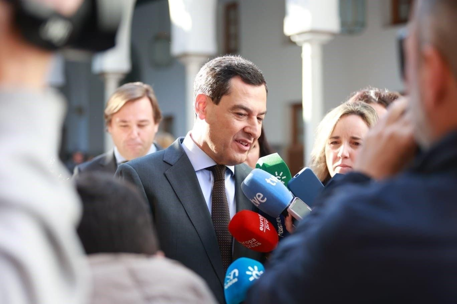 El presidente de la Junta atiende a los medios en el Parlamento.