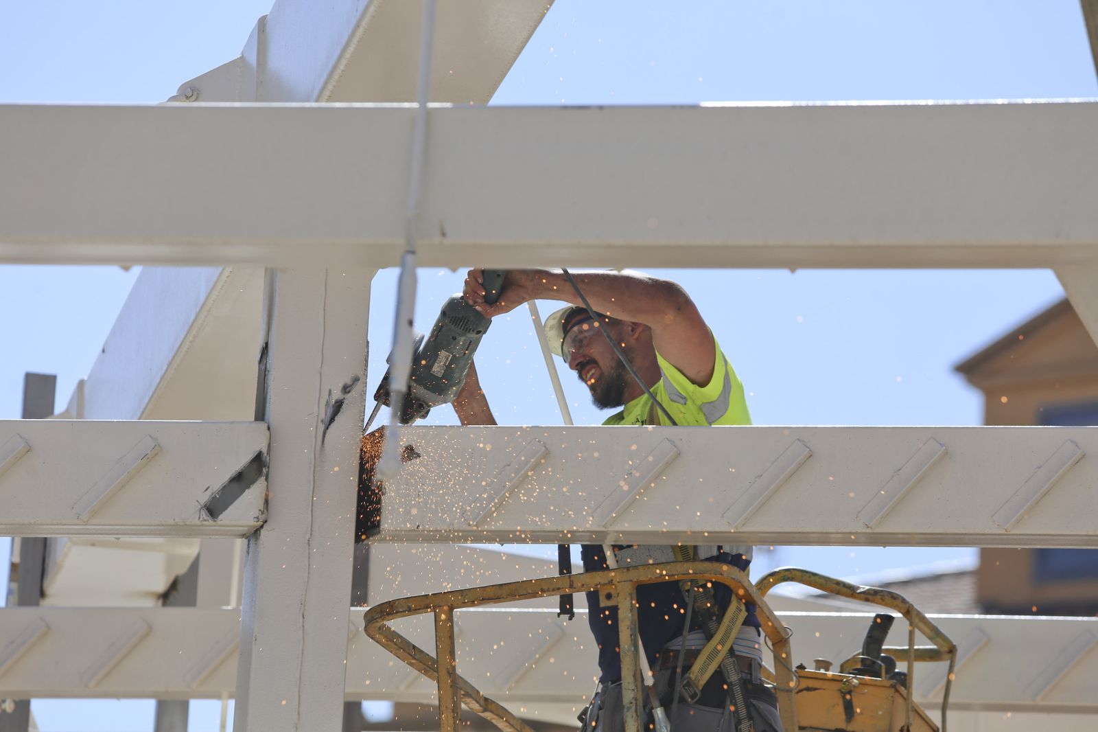 La retirada de la polémica pérgola de Santo Domingo, en fotos