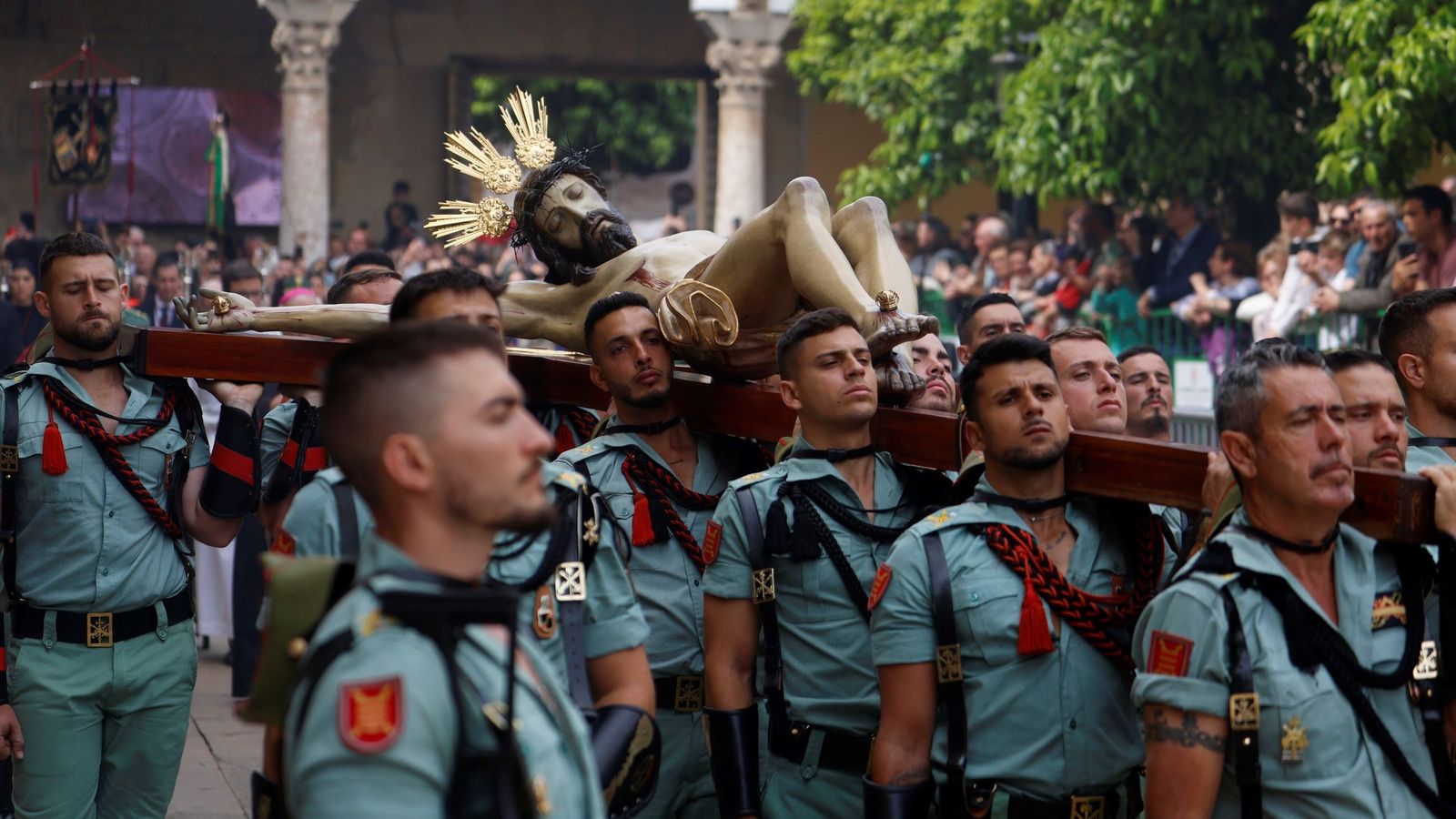 El Cristo de la Caridad es portado a hombros por sus hermanos legionarios.