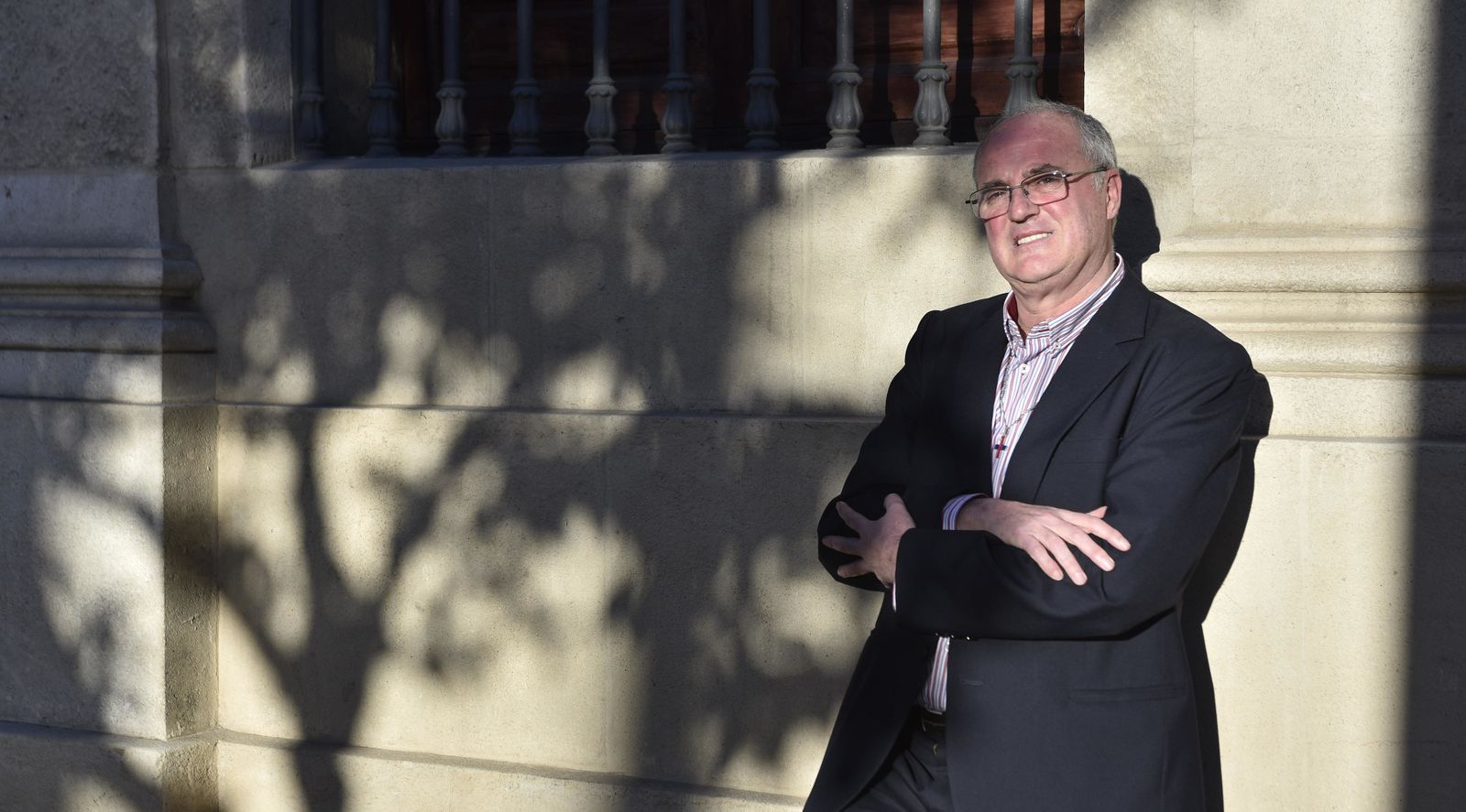 Ángel García Rodríguez, fotografiado junto a la fachada del Ayuntamiento de Sevilla.