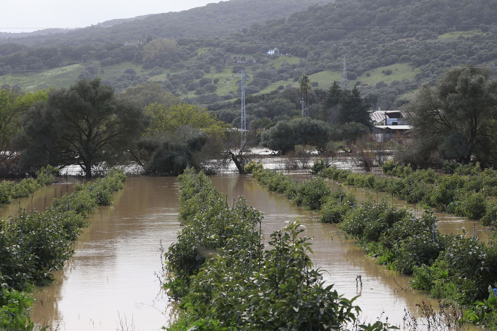 Jimena aguarda una madrugada en vilo ante la previsión de más lluvias por las borrascas Joseph y Kristin