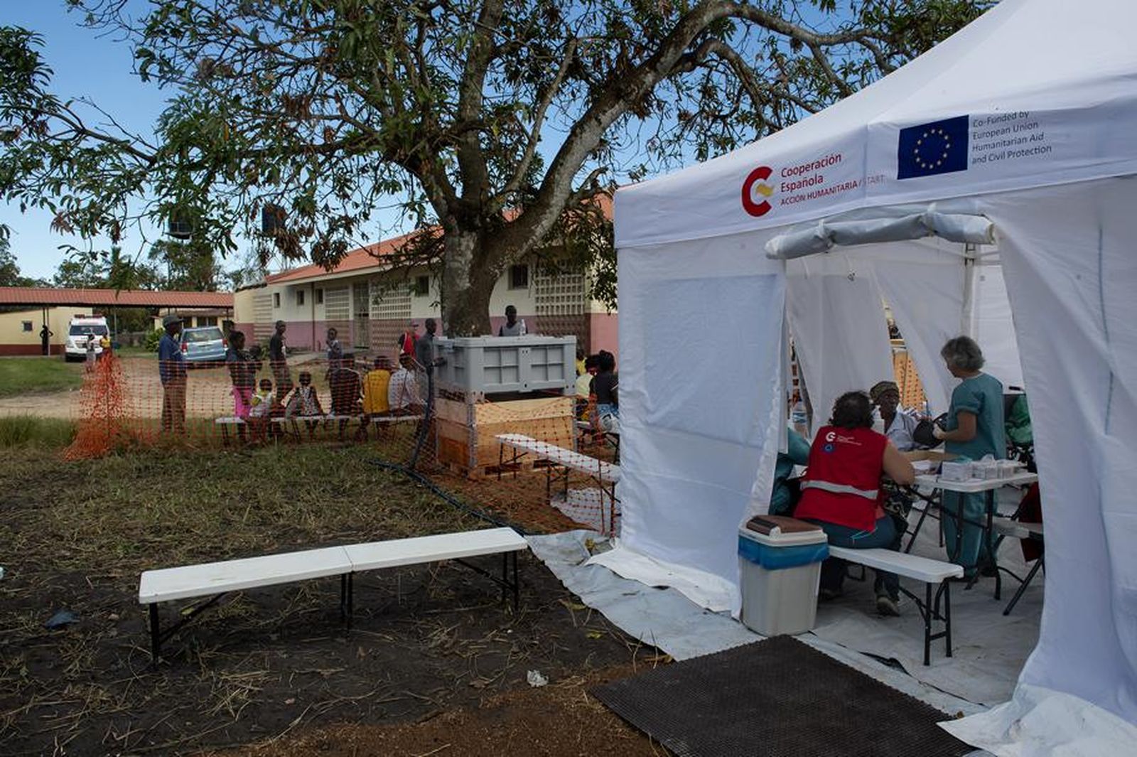 Un puesto médico en una zona de conflicto bélico
