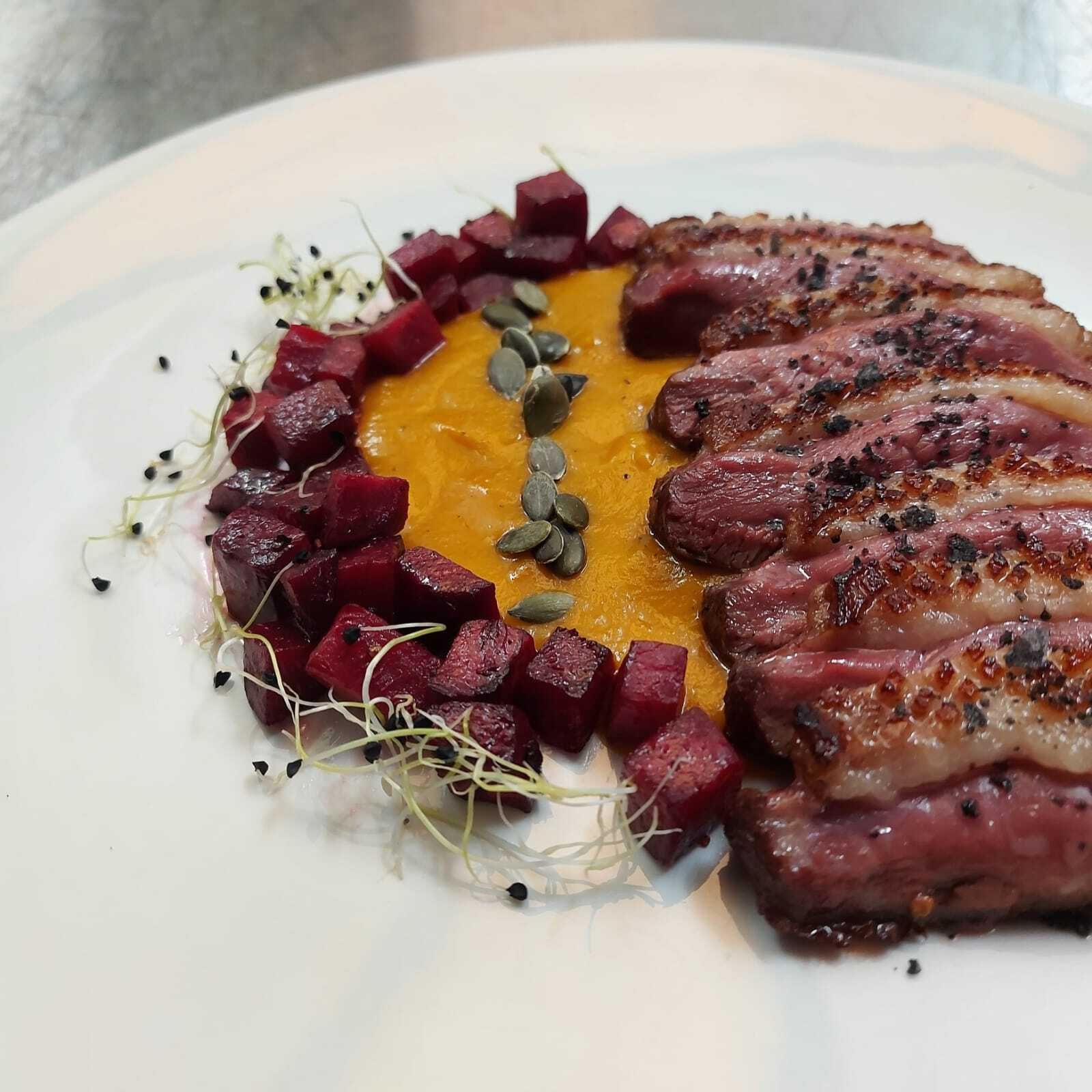 Magret de pato con escabeche de zanahoria y manzana ácida, remolacha salteada y frutos rojos