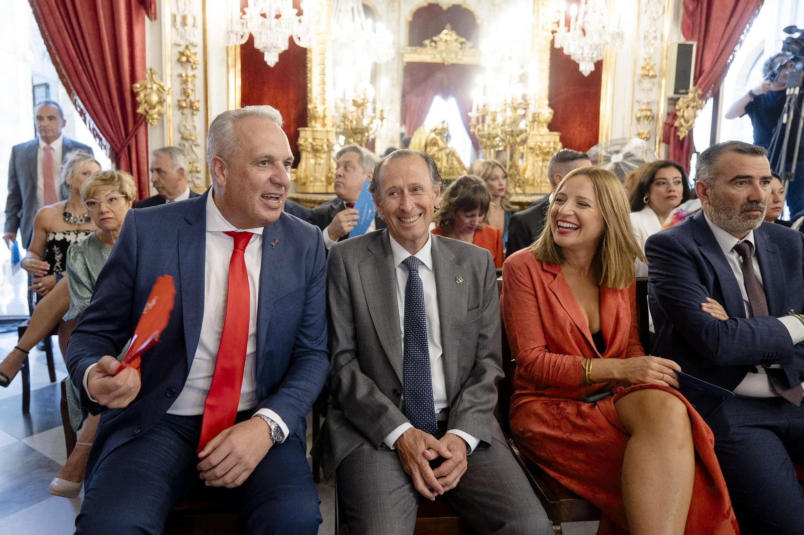 Las imágenes del pleno de investidura de la Diputación de Cádiz.