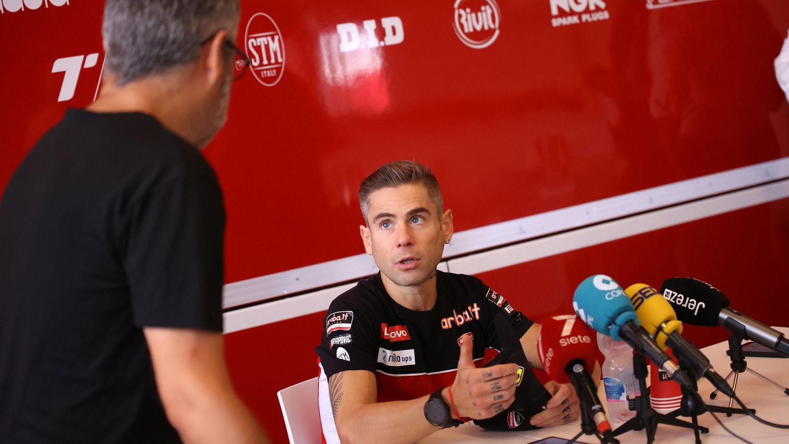 Otro momento de la rueda de prensa del piloto español de Ducati.