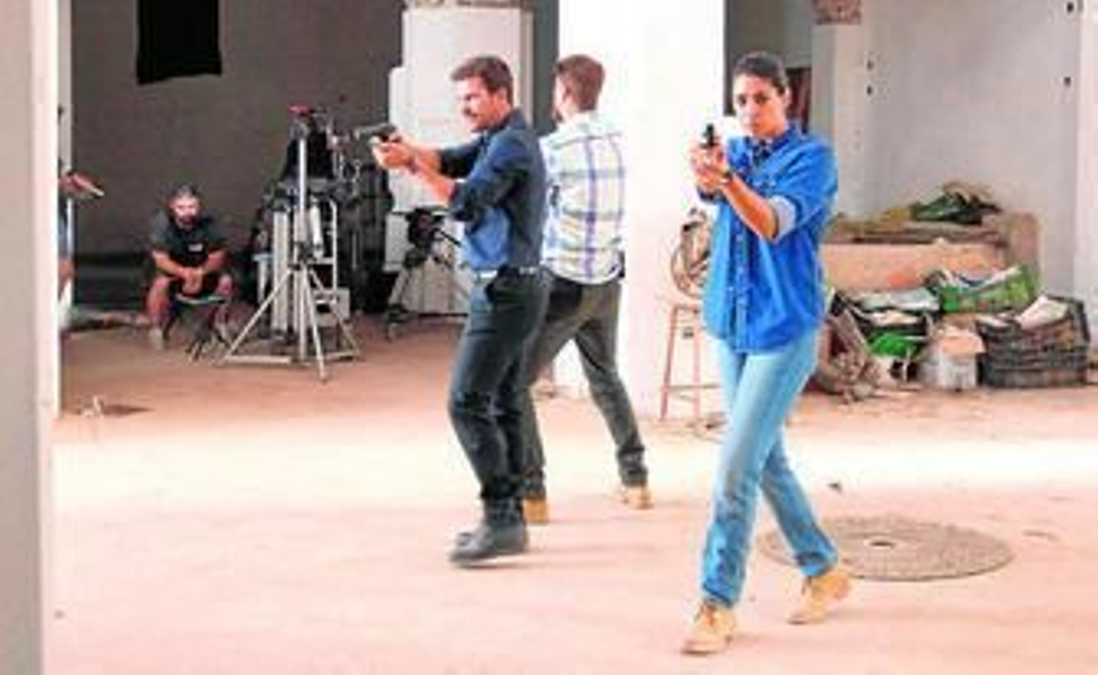 El rodaje de 'Mar de plástico' se adentra en un almacén abandonado de Tabernas