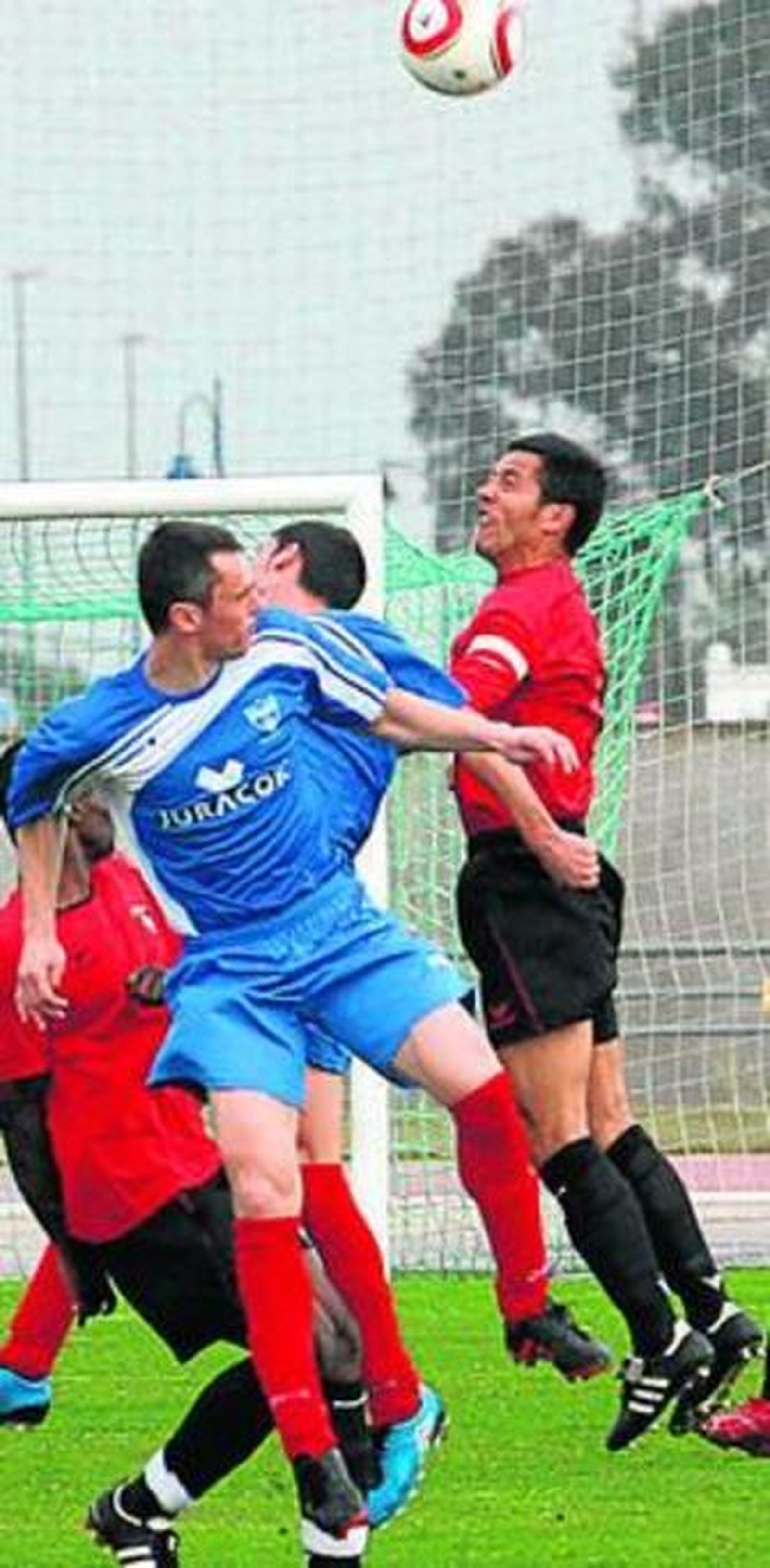 Picón salta con un rival.