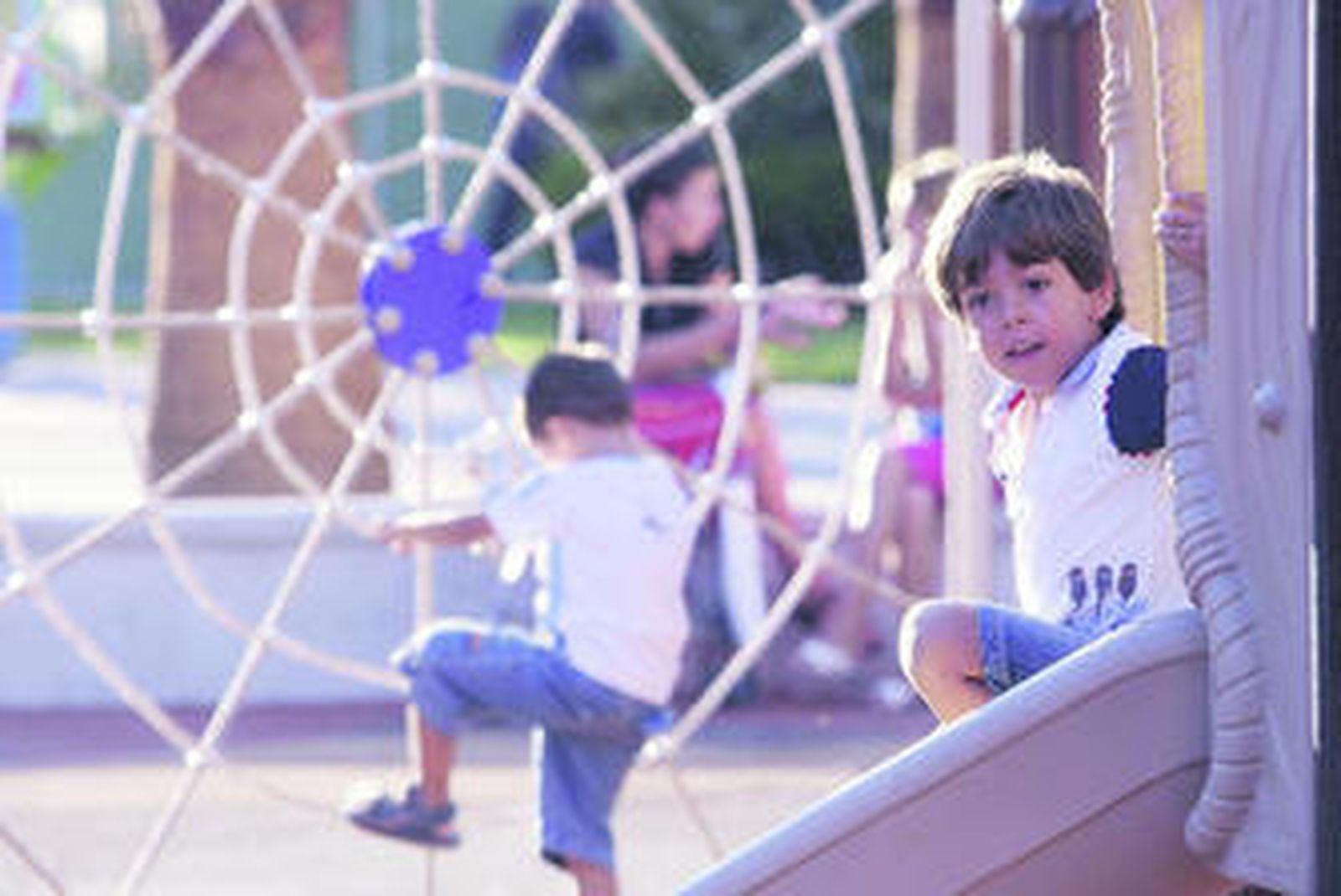 Instantánea del nuevo parque infantil instalado en La Línea, que está al completo de niños y mayores todas las tardes.