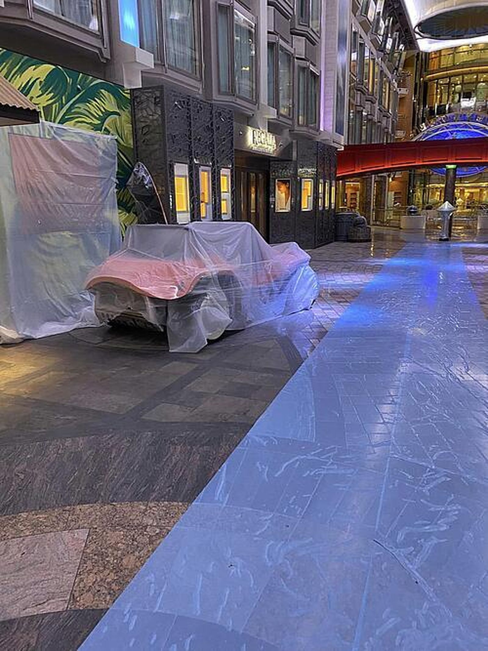 Imágenes del crucero Mariner of the Seas, durante su reparación en Navantia-Cádiz