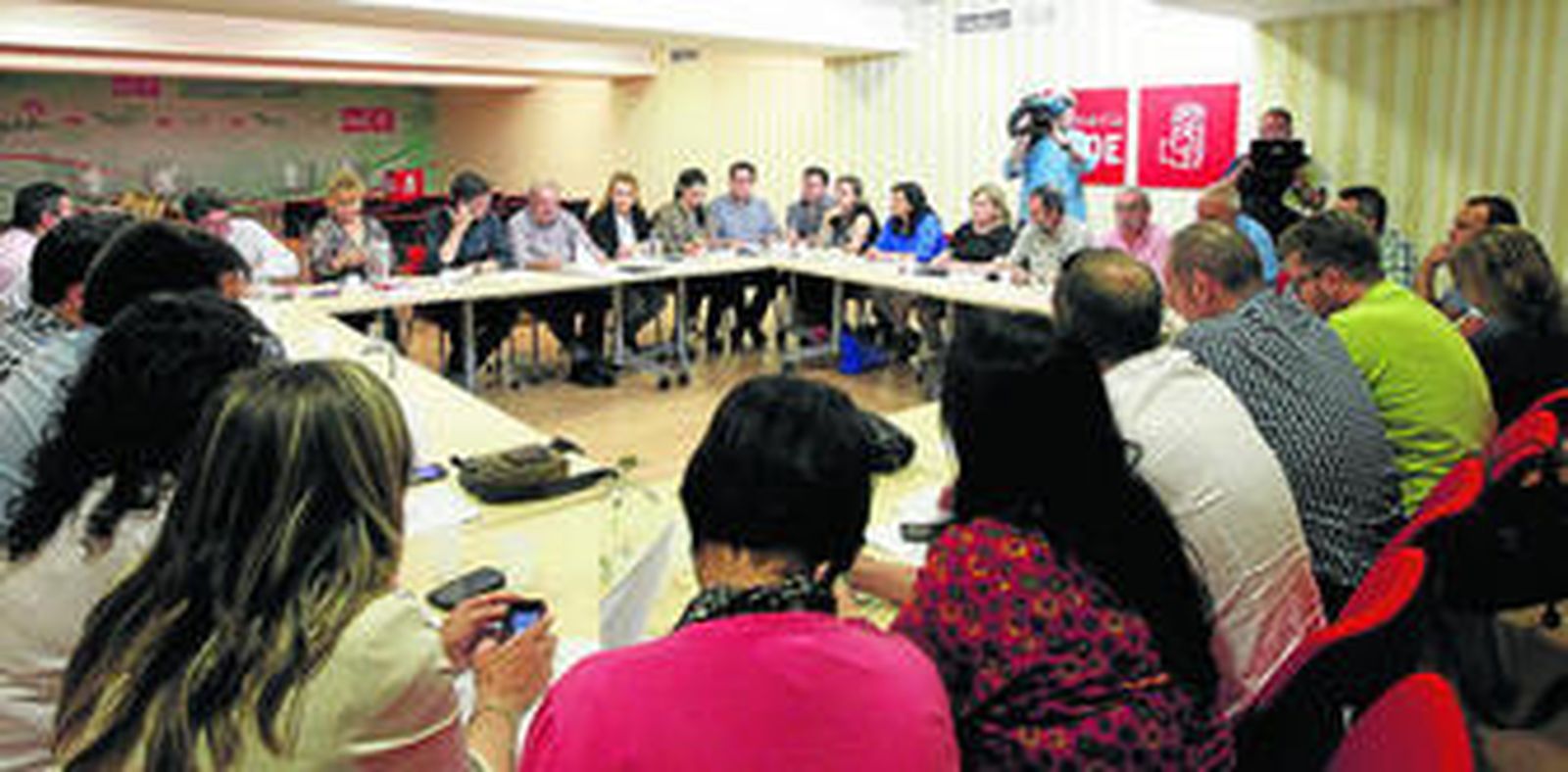 Reunión de la ejecutiva provincial del PSOE, ayer, para analizar el resultado de las elecciones e iniciar las estrategias de gobierno tras el 24M.