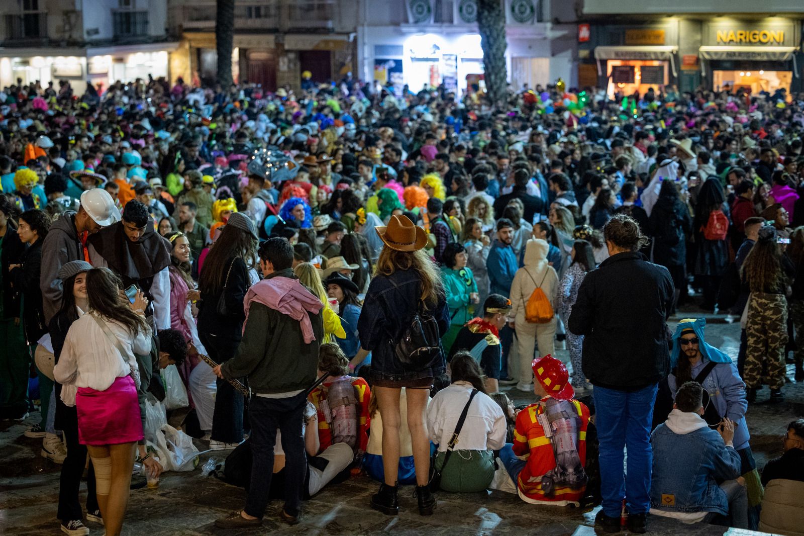Sábado de Carnaval: La plaza de la Catedral vuelve a concentrar el macrobotellón en Cádiz