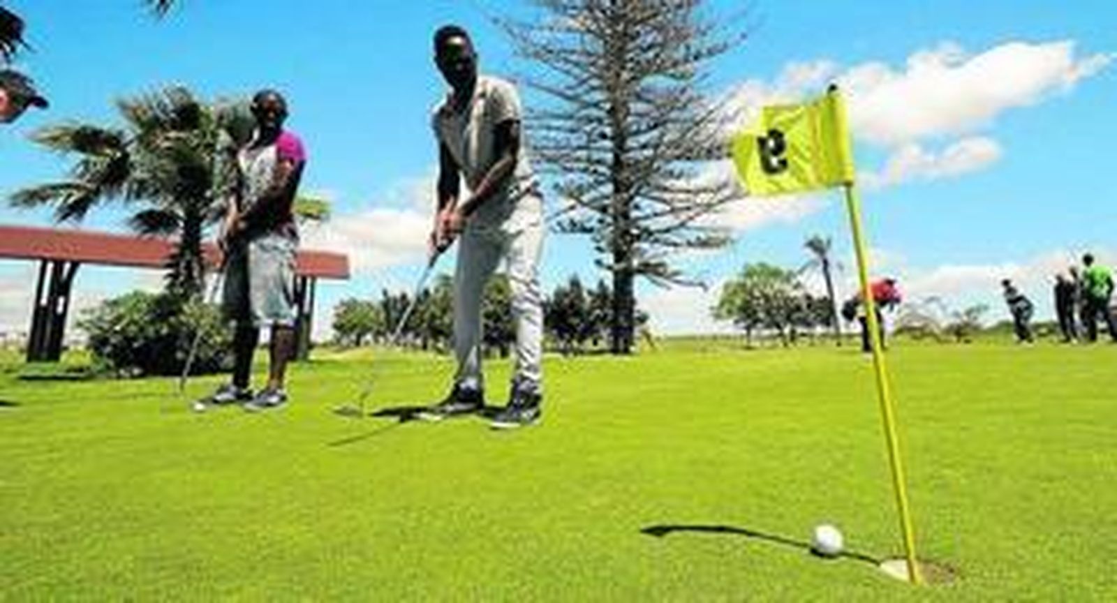 Dos personas practican en las instalaciones del Villanueva Golf, en Puerto Real.