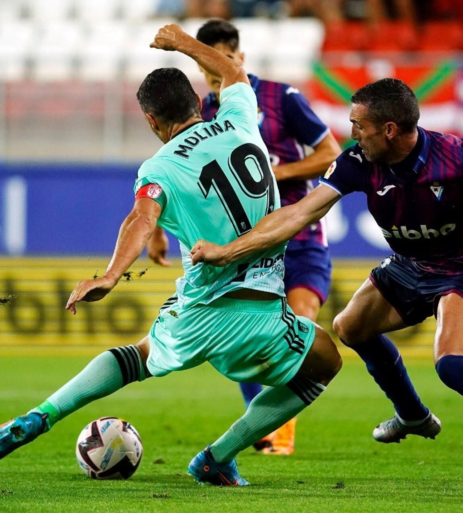 Agarrón a Jorge Molina en una ocasión del Granada