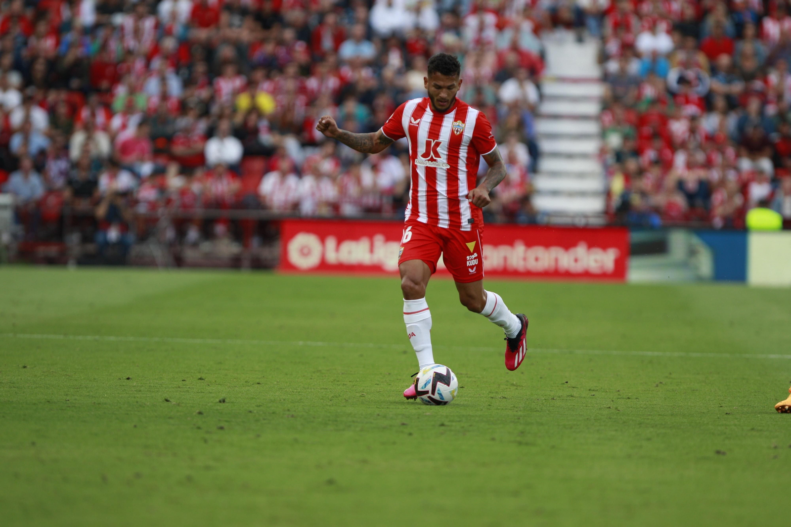 Luis Suárez conduce el balón durante un encuentro de la temporada pasada disputado en el Power Horse Stadium.