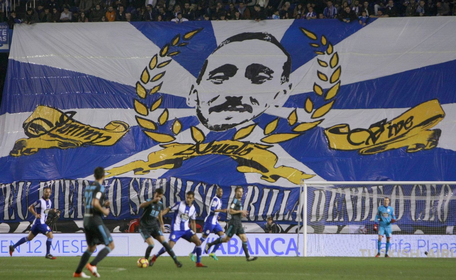 Una pancarta en recuerdo de Jimmy en el estadio de Riazor