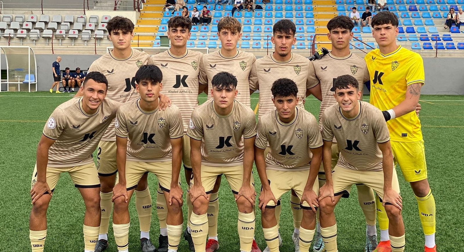 El conjunto almeriense vistió con su camiseta color dorada