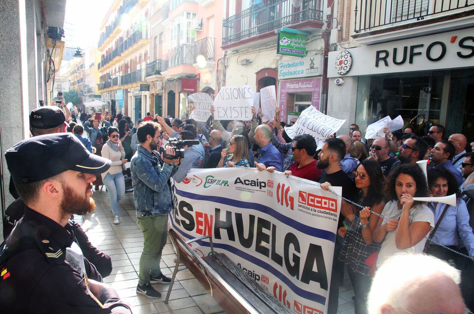 Imágenes de la concentración de funcionarios de prisión ante la subdelegación del Gobierno