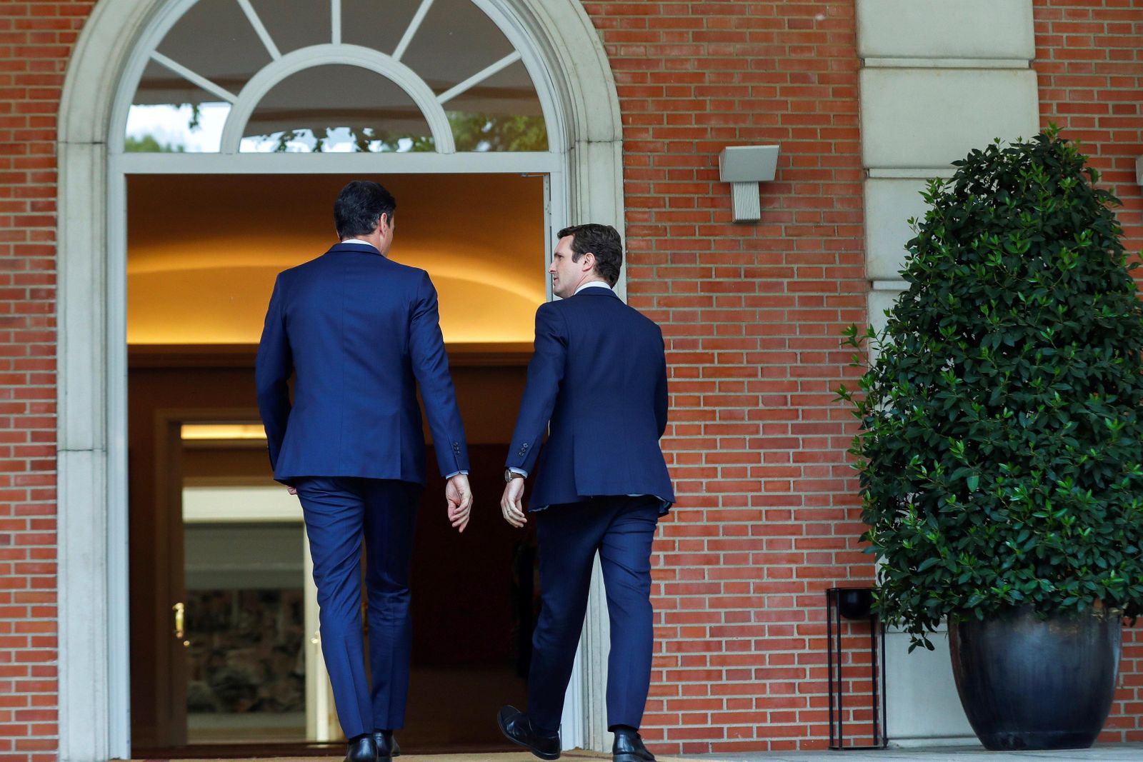 El presidente del Gobierno, Pedro Sánchez, y el líder del PP, Pablo Casado, n el Palacio de La Moncloa.