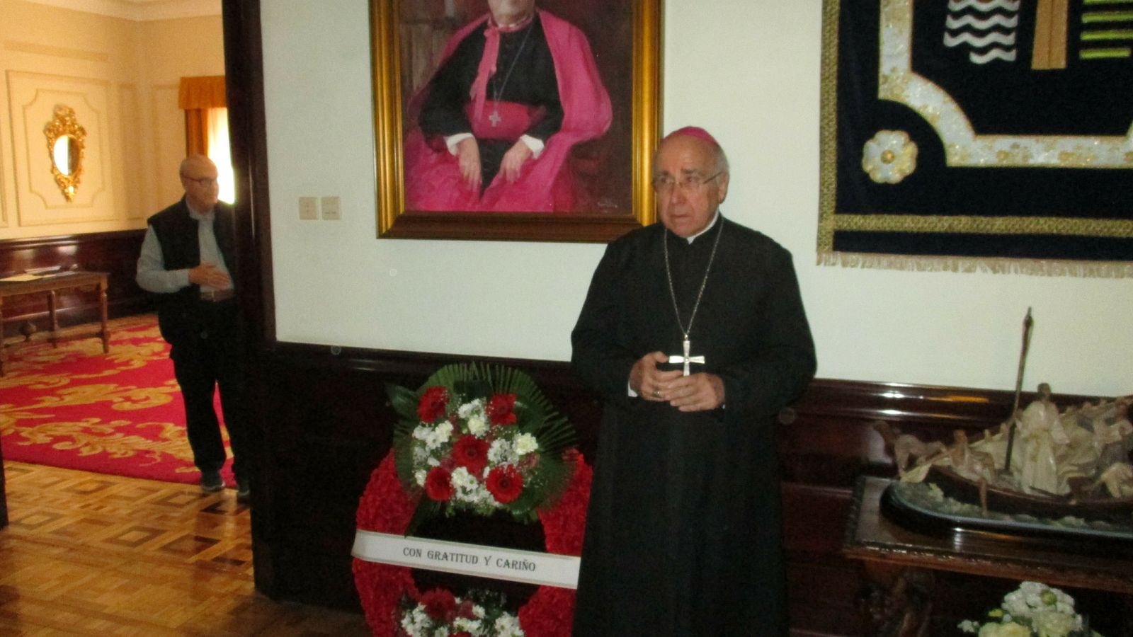 José Vilaplana junto al cuadro de Noguer Carmona en las dependencias del Obispado de Huelva.
