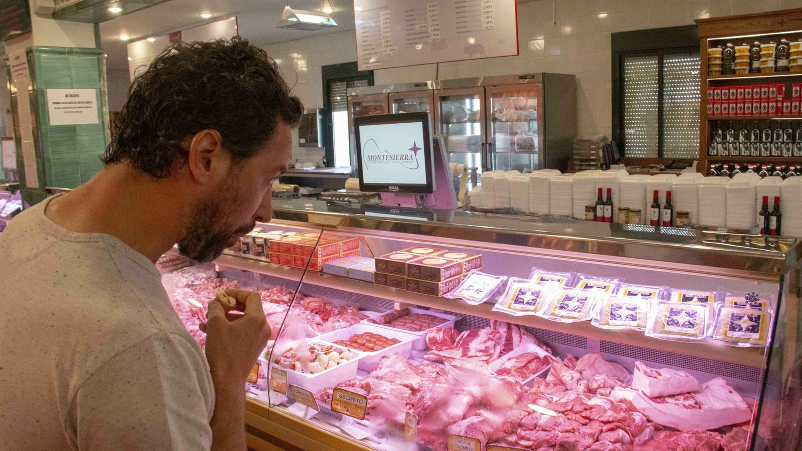 Pierre Augé, ganador de Top Chef, mira el expositor de Montesierra.