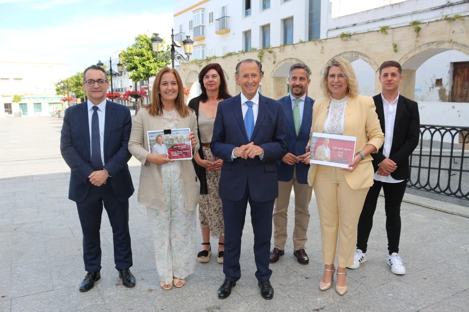 El alcalde de Chiclana, José María Román, durante su comparecencia junto a los concejales socialistas.
