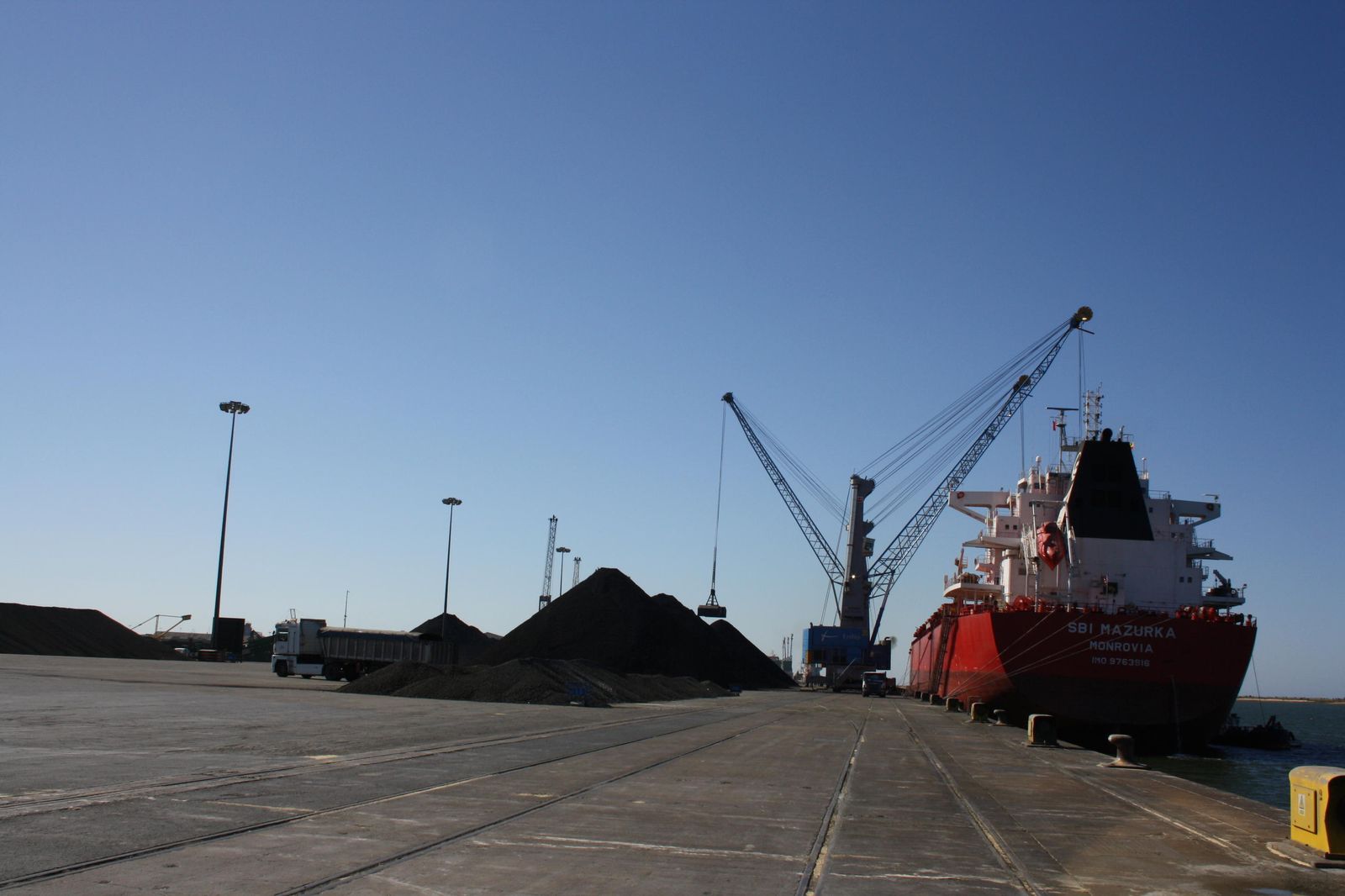 Descarga de un buque de carbón en el Muelle Ingeniero Juan Gonzalo.