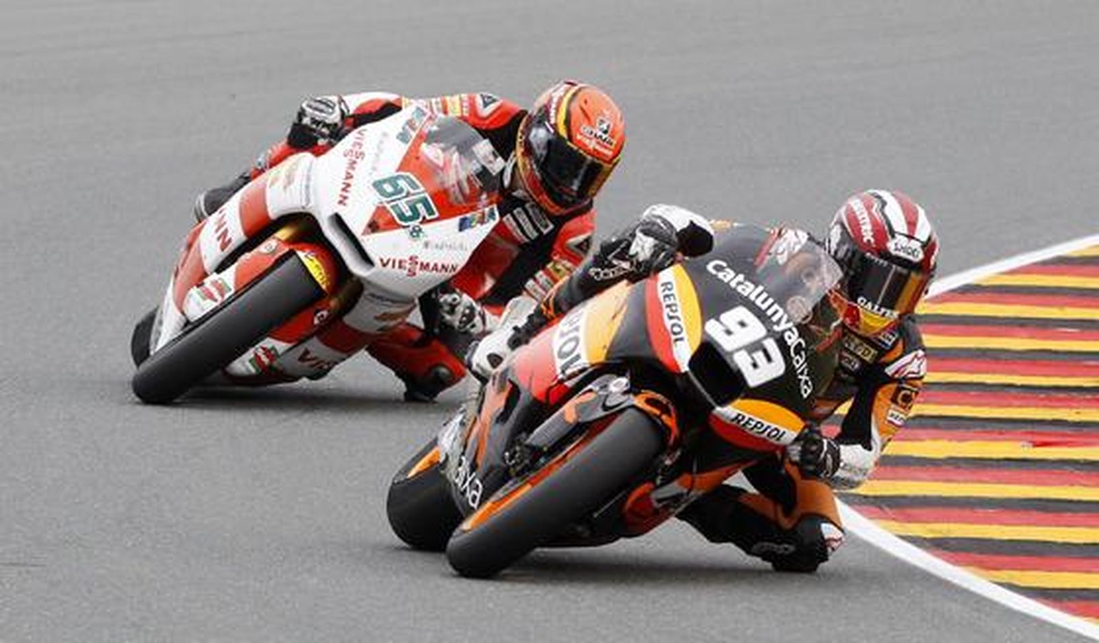 Márquez se impone por tercera vez a Bradl, ésta vez en casa. / Reuters