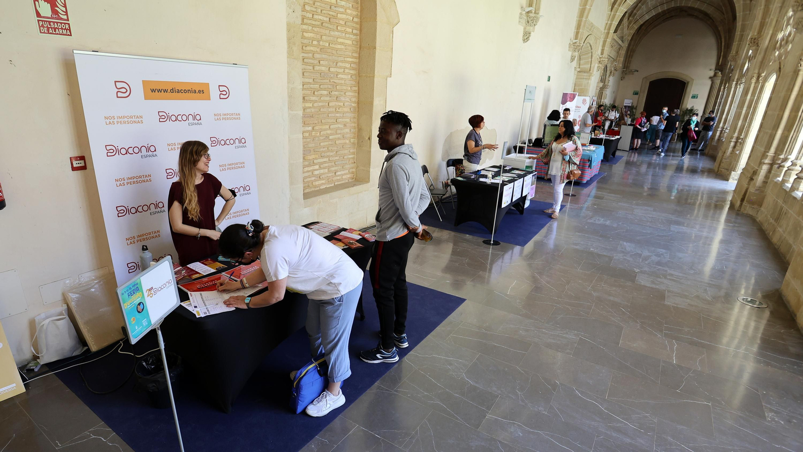 Imágenes de la Feria de la Diversidad en Los Claustros de Santo Domingo