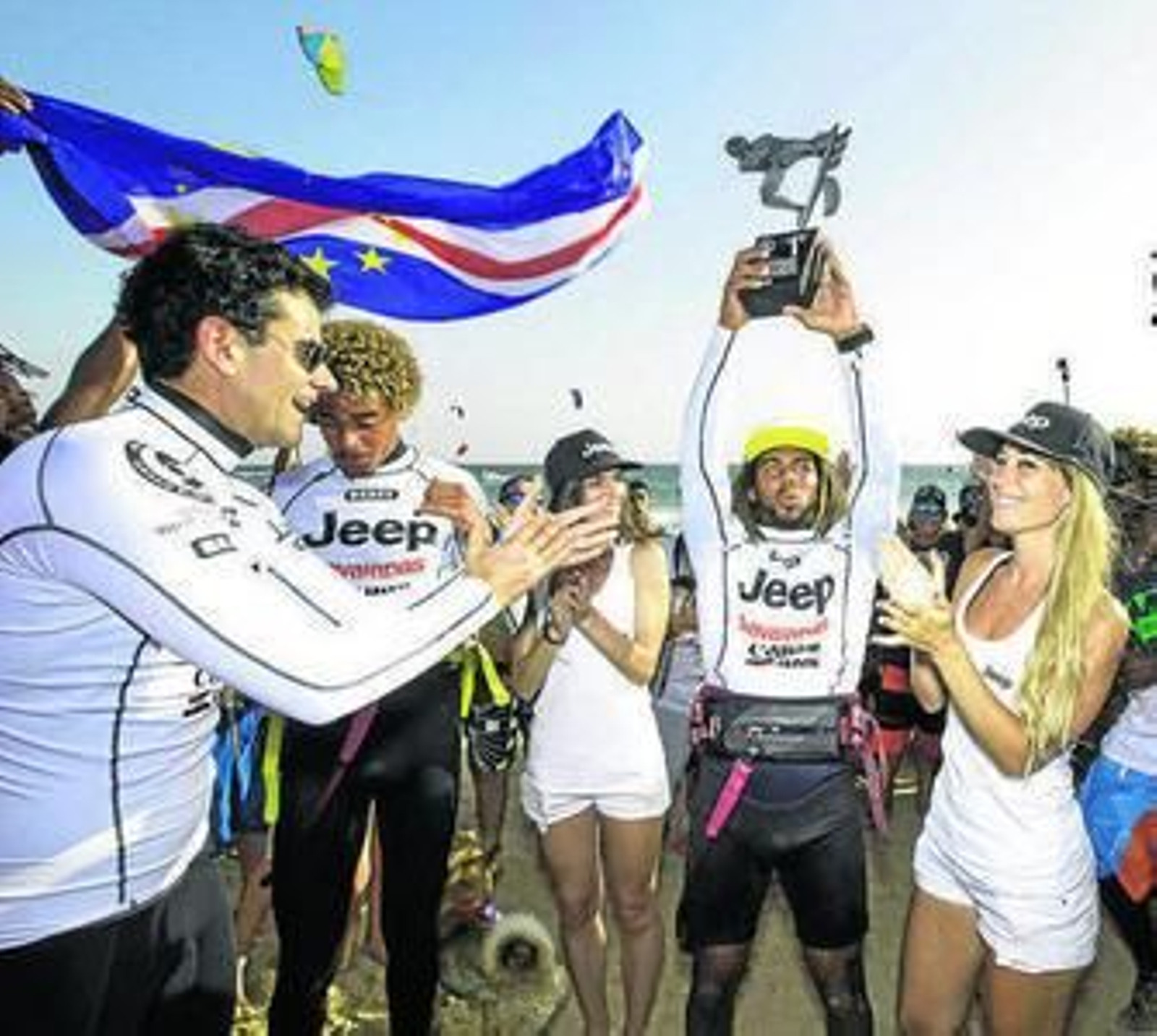 El caboverdiano Airton Cozzolino levanta el trofeo de campeón