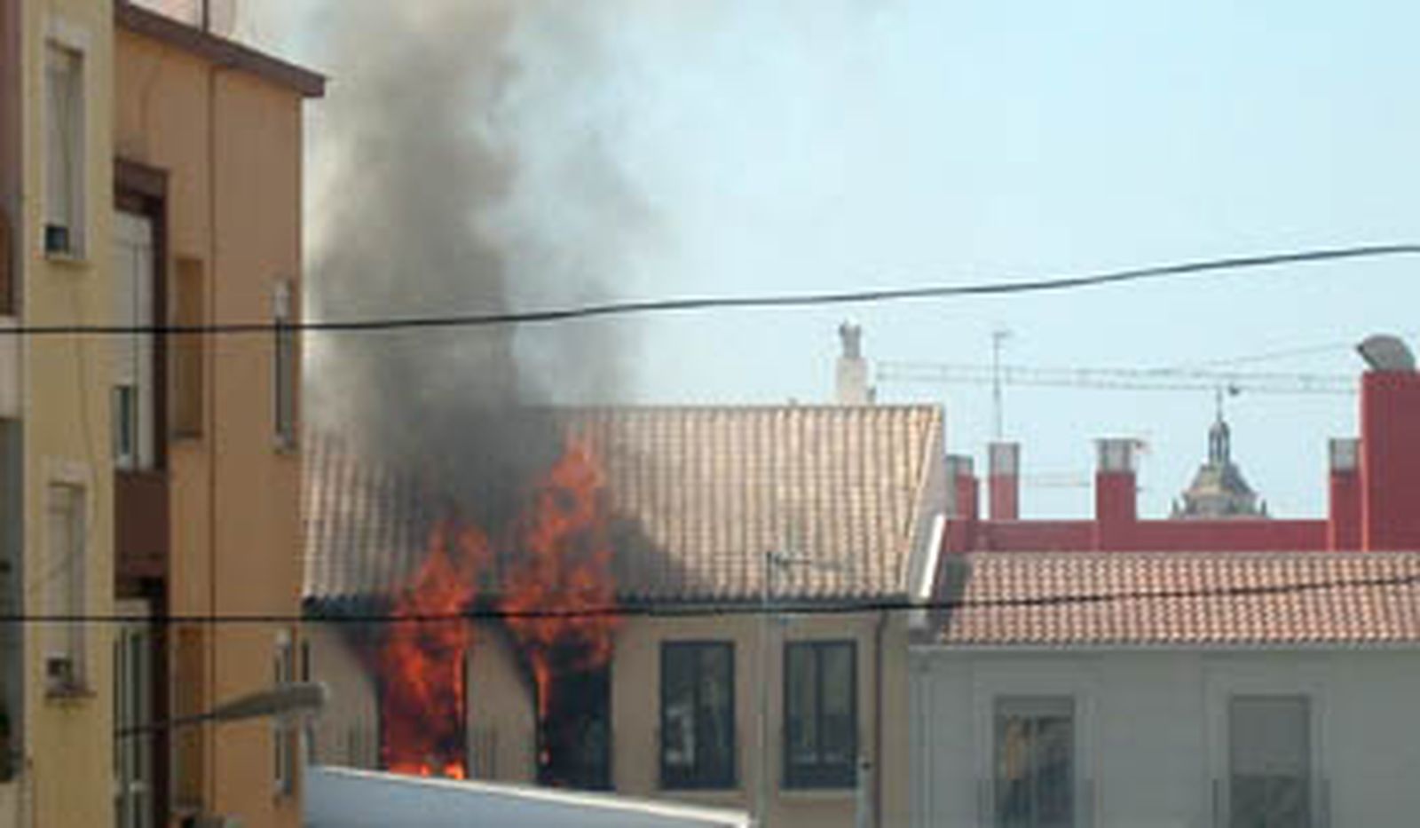Un fuego calcina el tejado de un edificio de la calle Jinetes