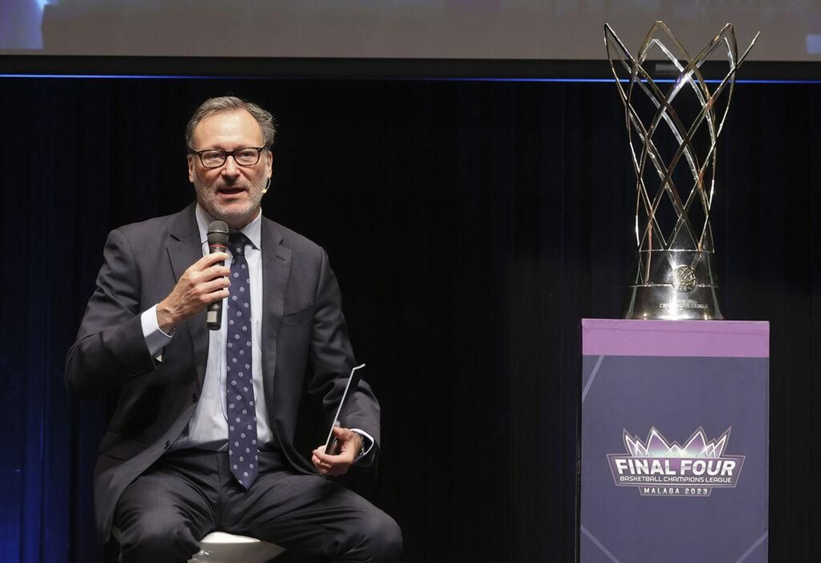 Patrick Comninos, junto al trofeo de BCL Patrick Comninos, junto al trofeo de BCL