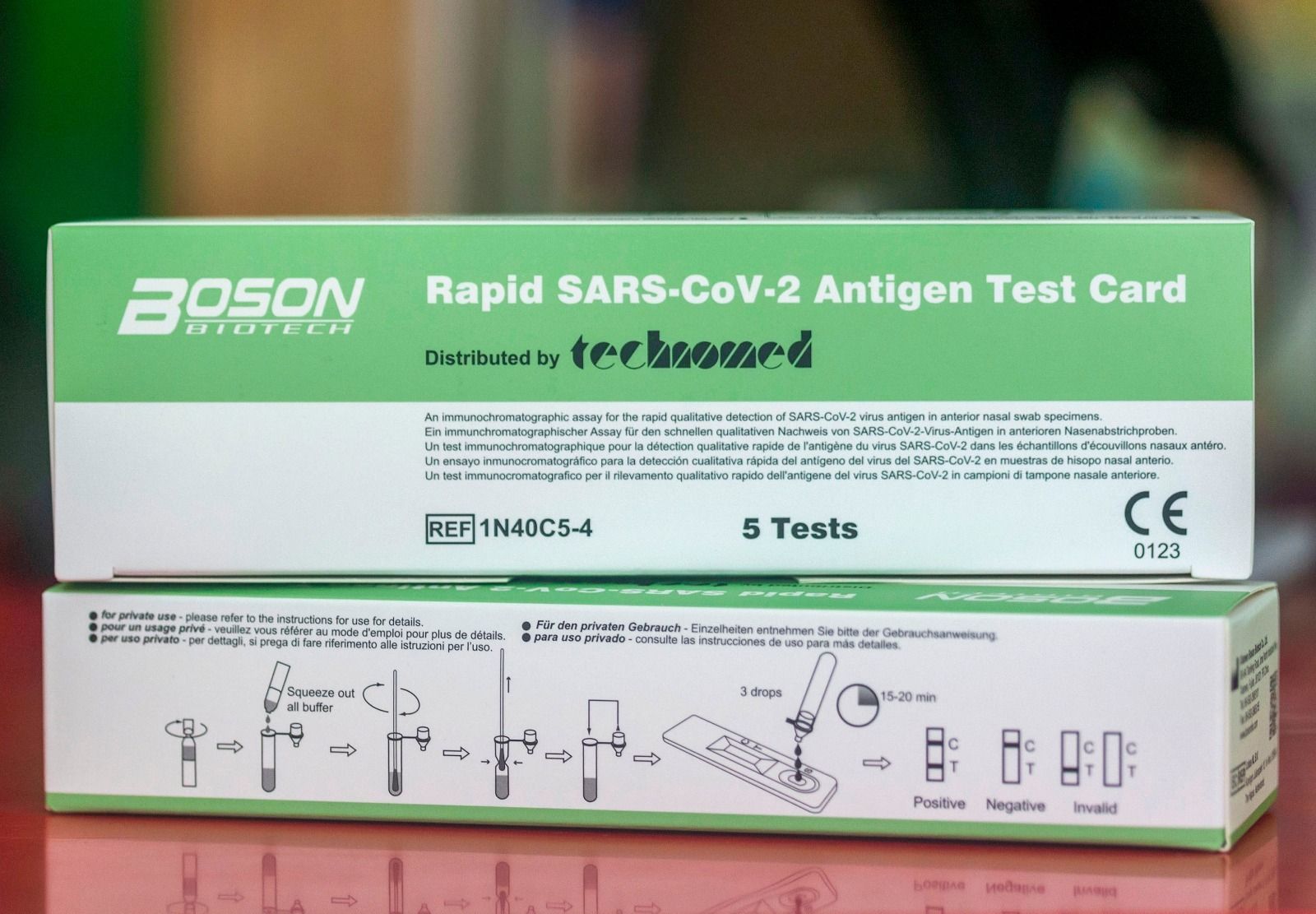 Dos cajas con cinco unidades de autotest de antígenos que ya se venden en las farmacias sin receta médica.