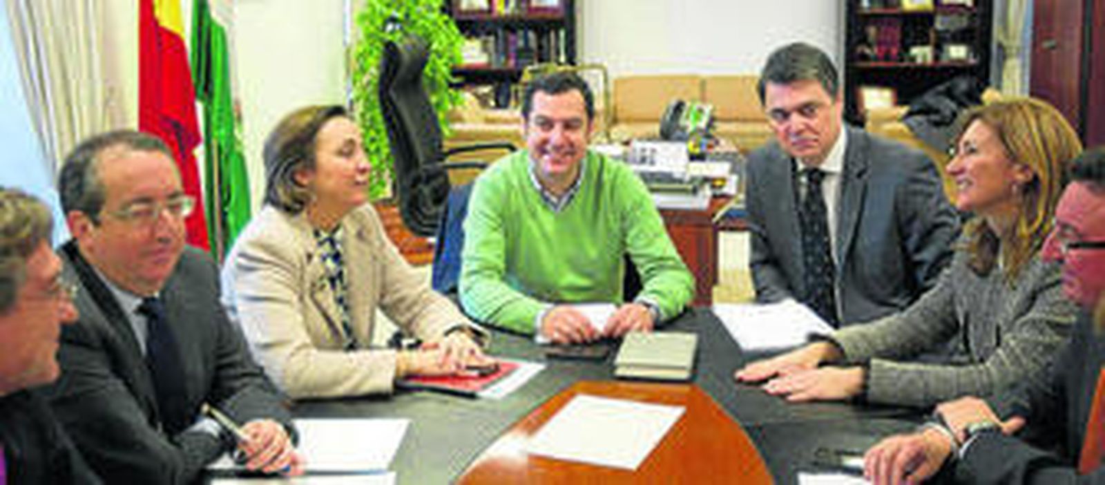 Juan Manuel Moreno (en el centro), con el Consejo de Direccion del Grupo Parlamentario Popular.