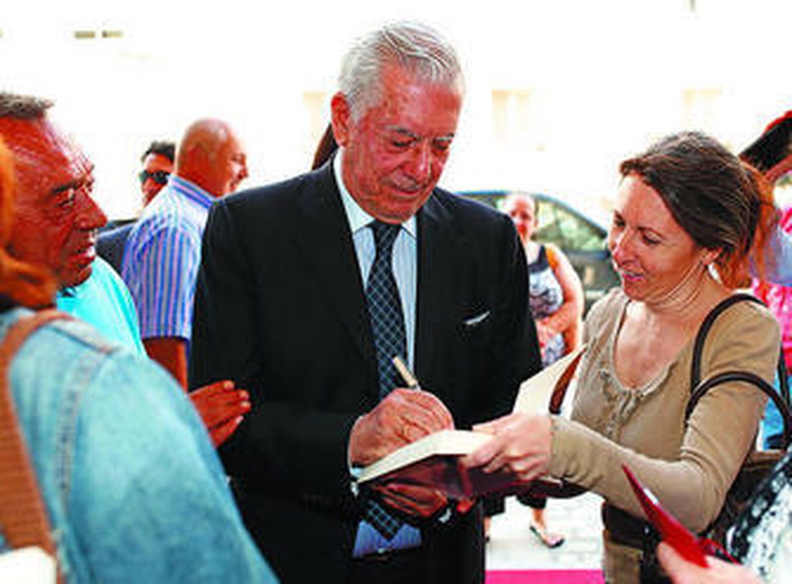 El Nobel peruano firma ejemplares de sus novelas en la entrada de la Casa de Iberoamérica.