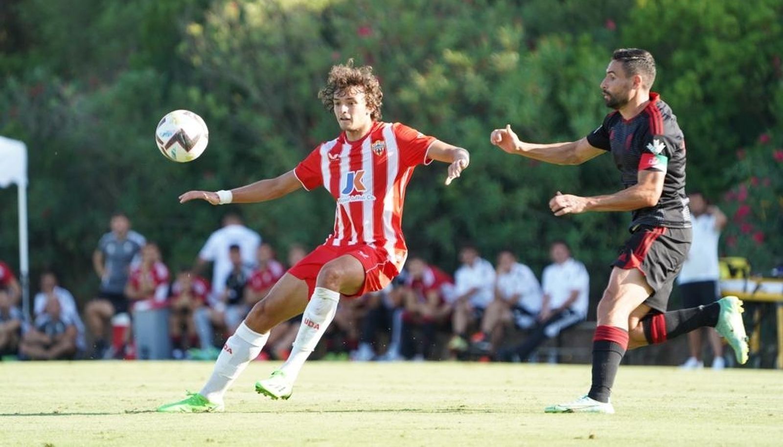 El almeriense y exrojiblanco Puertas, en la imagen con Guedes, dio la asistencia del primer gol del Granada y fue el autor del segundo
