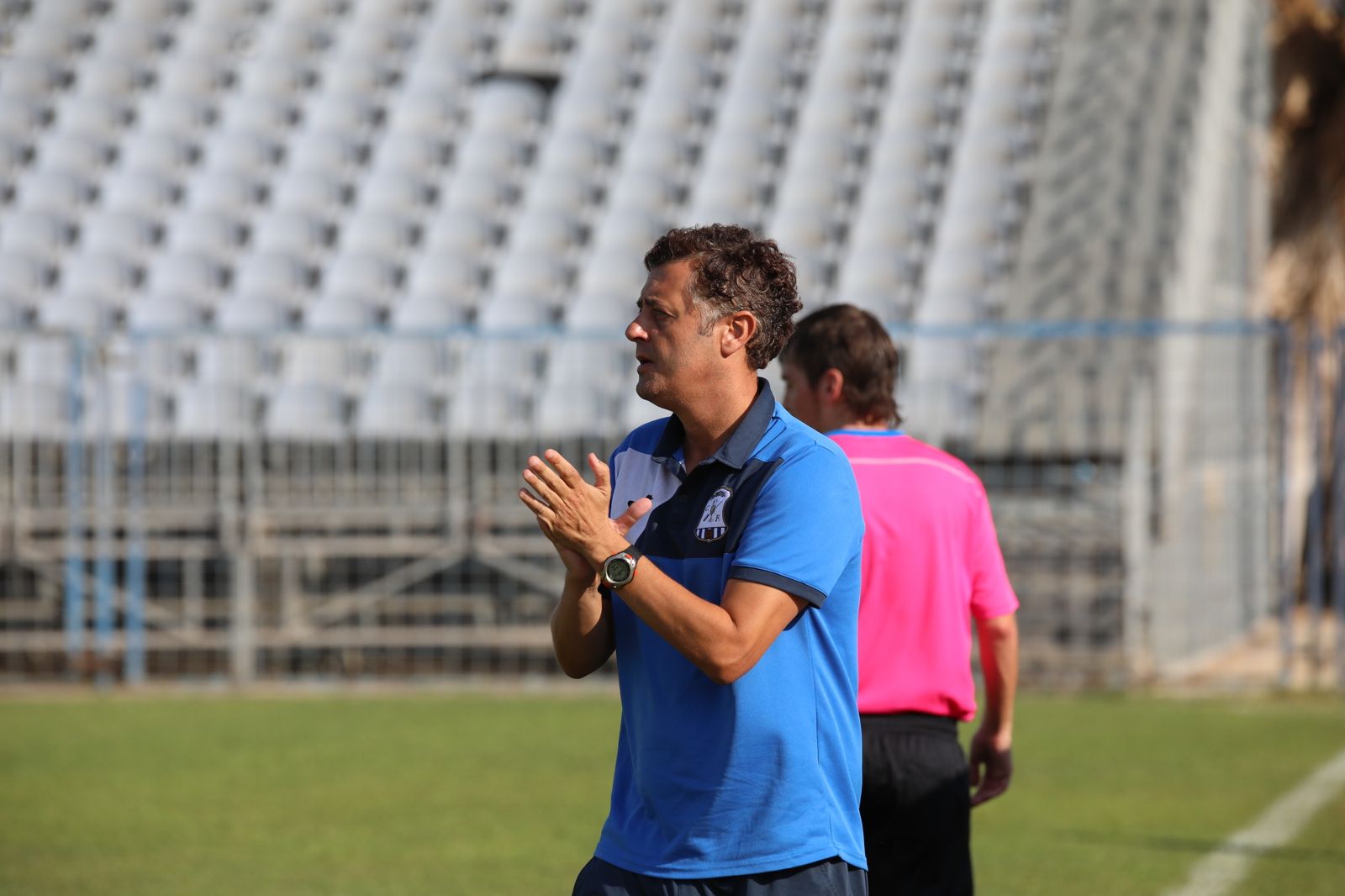 Paco Cala aplaude a sus jugadores en un partido.