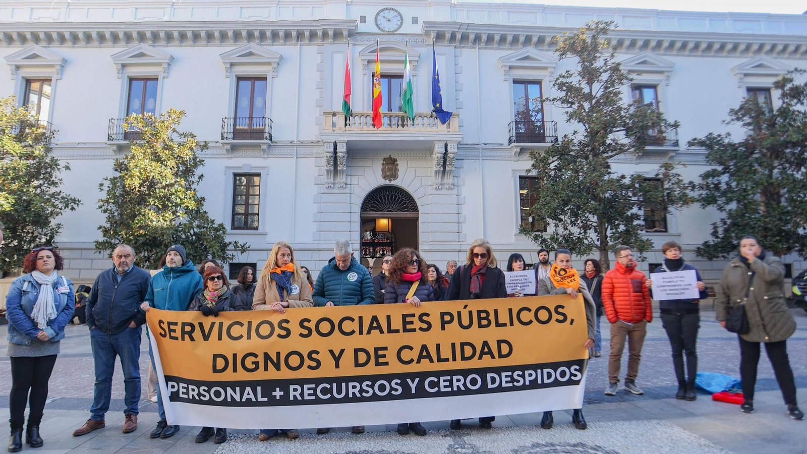 Protesta de los Servicios Sociales frente al Ayuntamiento de Granada