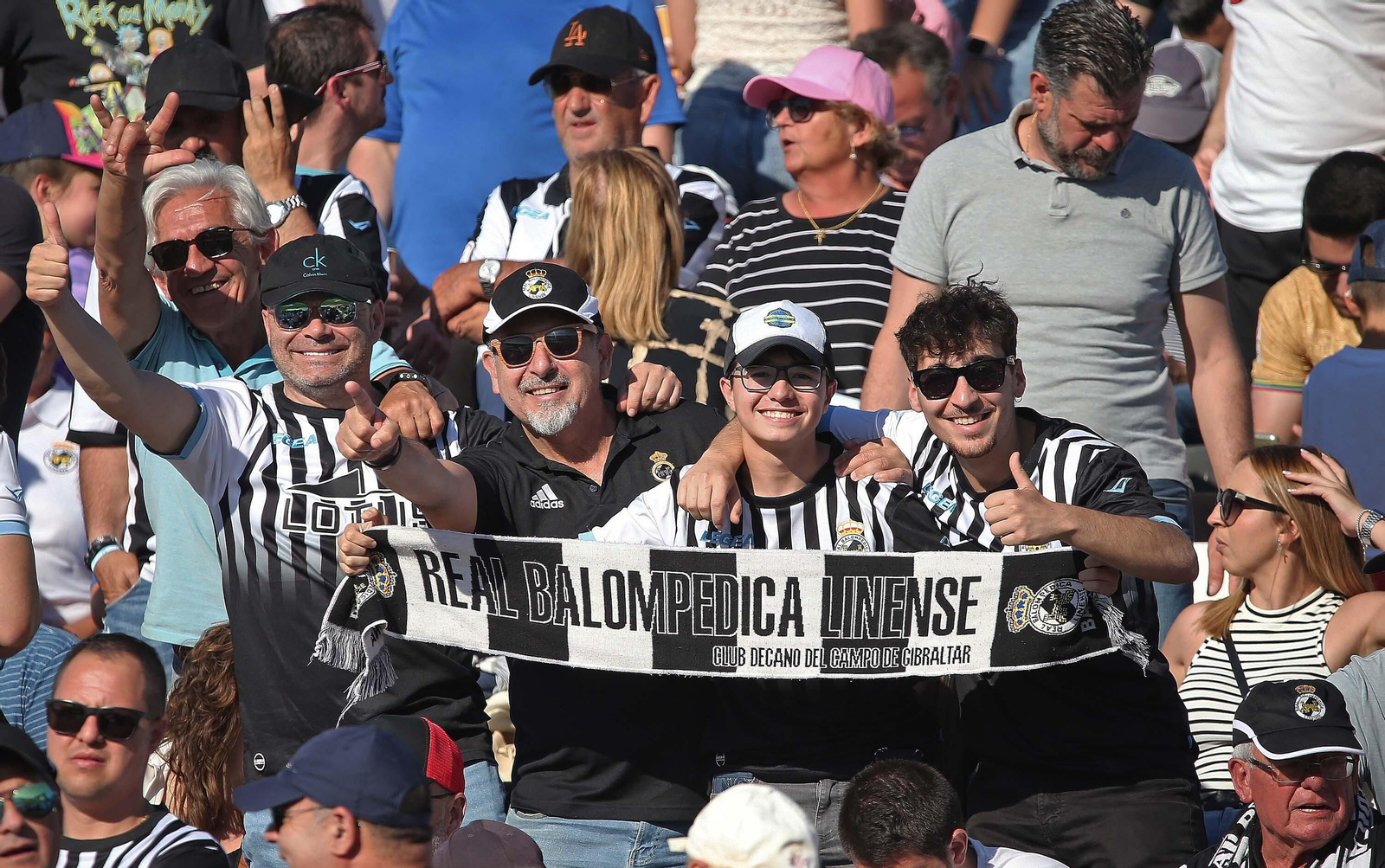 Fotos de la afición durante el Balona - Algeciras en el estadio municipal de La Línea