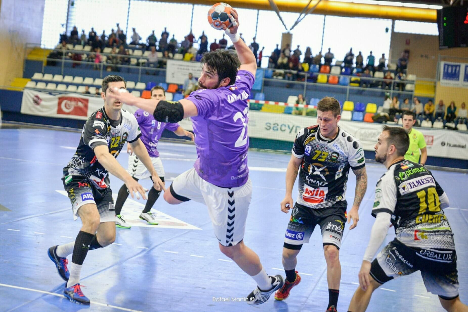 Javi García, en un encuentro contra el Ángel Ximénez durante su etapa en el Guadalajara.