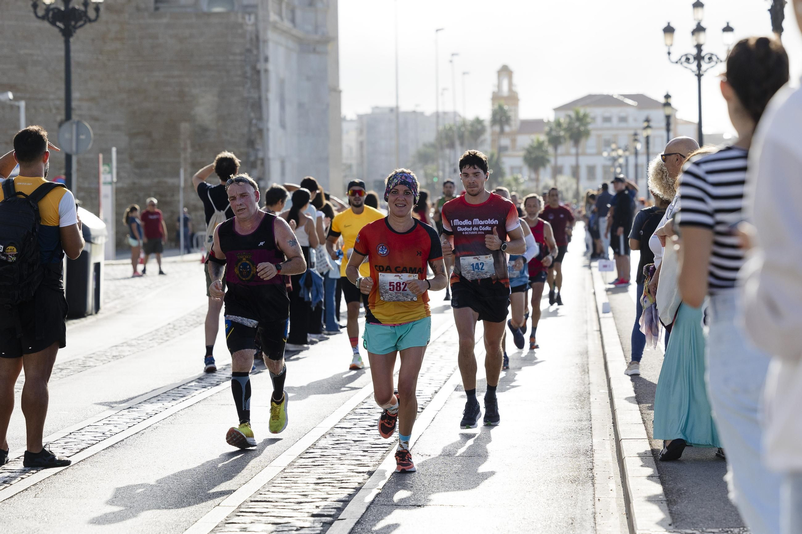 Búscate en las imágenes de la I media maratón Ciudad de Cádiz
