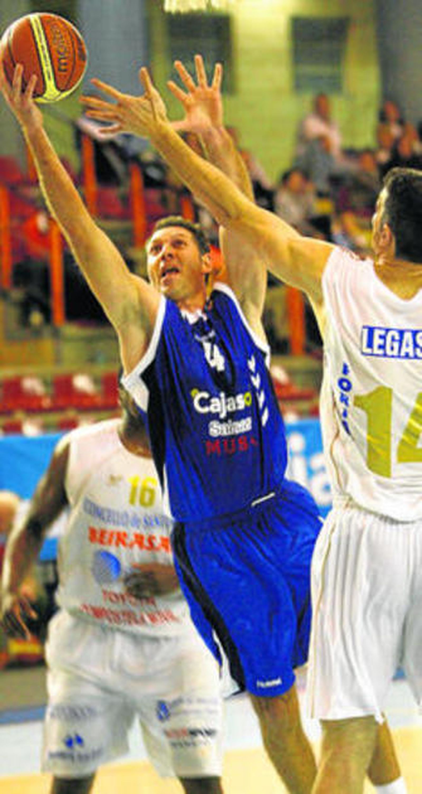 Manolo Camacho trata de anotar ante Rogelio Legasa.