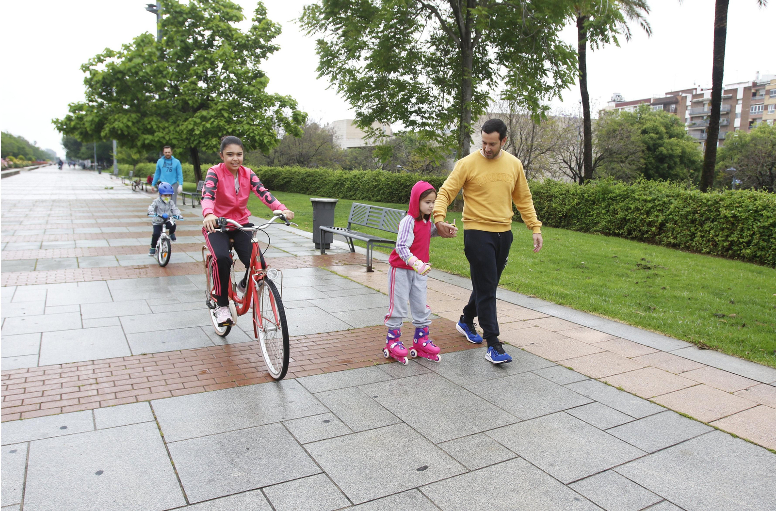 Las imágenes de la vuelta a la calle de los niños cordobeses tras más de 40 días de confinamiento