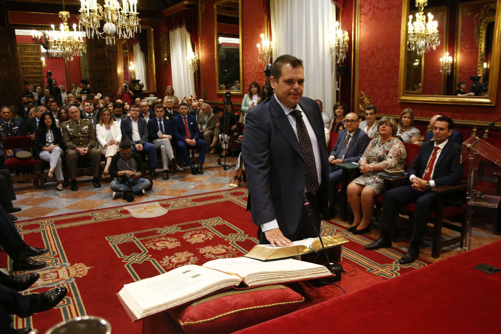 Las imágenes de la jornada de constitución del Ayuntamiento de Granada