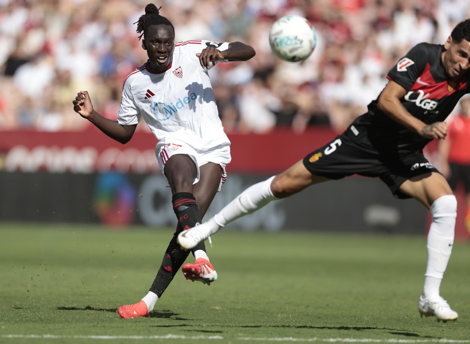 Mendu ensaya el disparo.